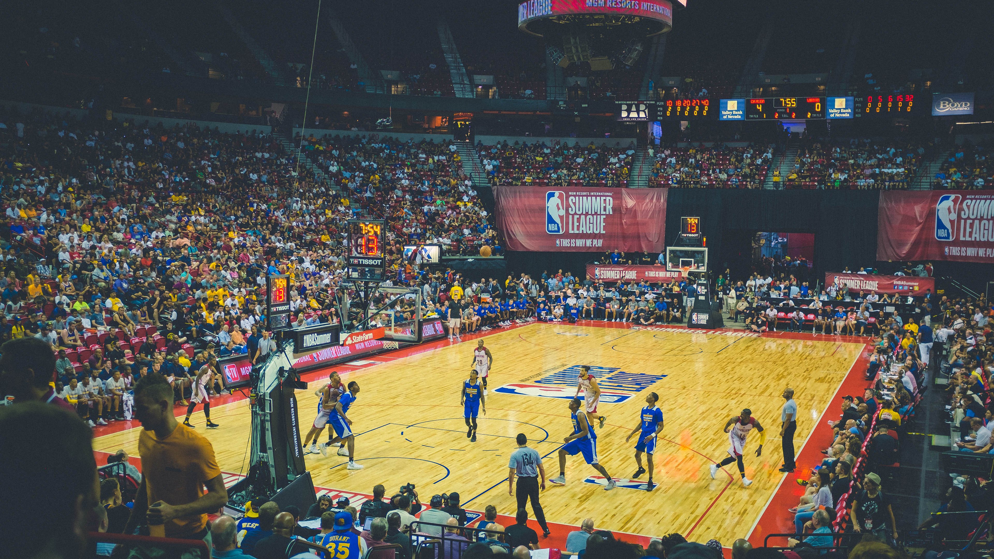 欧冠决赛：上半场姆巴佩先拔头筹 下半场哈兰德用头球扳平